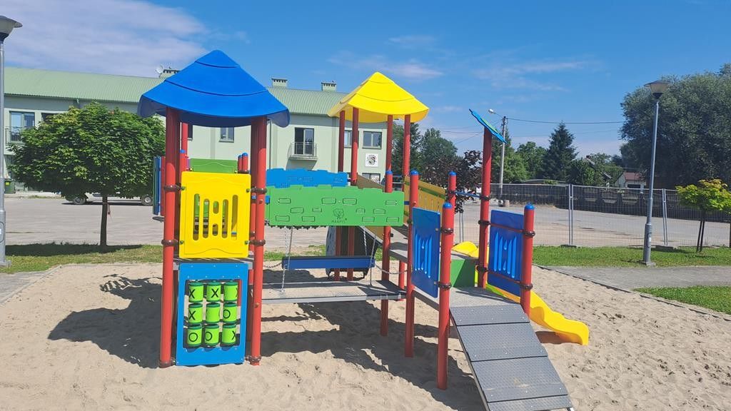 urzadzenie_zabawowe_na_placu_zabaw_w_krasnem_2_copy,m3uEoqqormmCrMebapI.jpg
