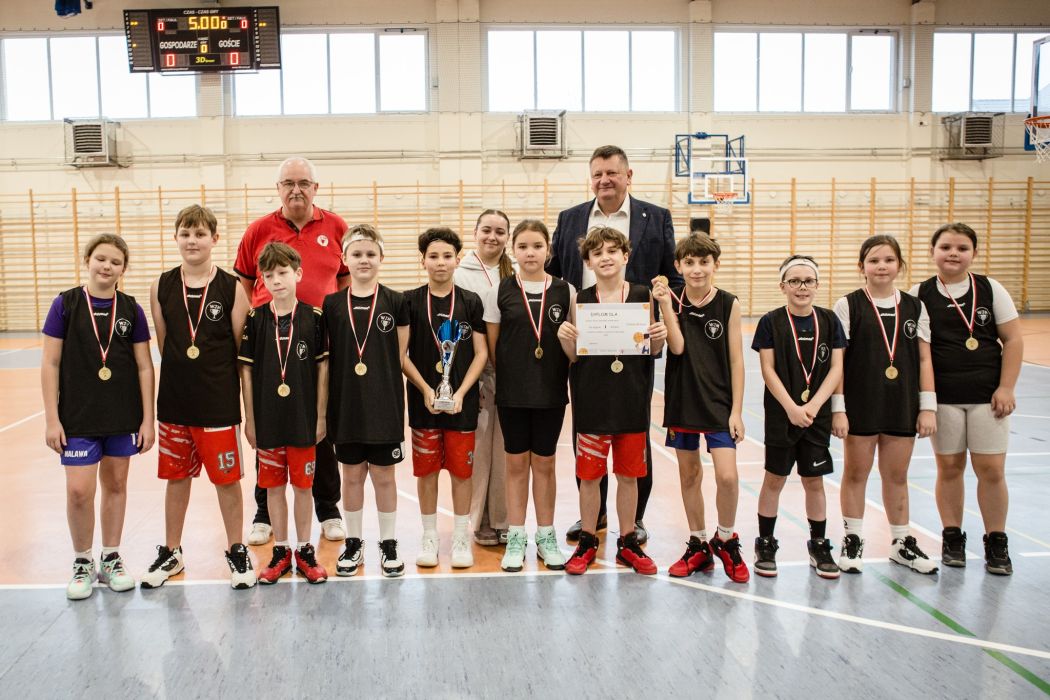 Na zdjęciu drużyna Zespołu Szkół w Malawie, która zdobyła 1 miejsce. Zdjęcie zbiorowe z Wójtem Gminy Krasne Jackiem Maternią oraz Prezesem Stowarzyszenia Przyjaciół Załęża i trenerem koszykówki - Wiesławem Syzdkiem.