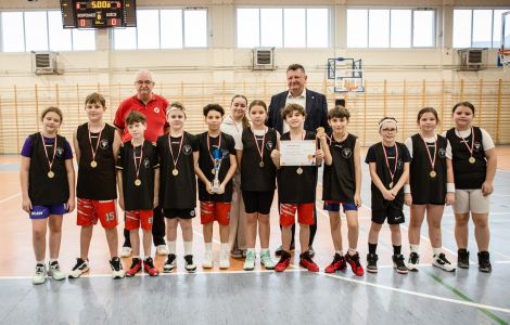 Na zdjęciu drużyna Zespołu Szkół w Malawie, która zdobyła 1 miejsce. Zdjęcie zbiorowe z Wójtem Gminy Krasne Jackiem Maternią oraz Prezesem Stowarzyszenia Przyjaciół Załęża i trenerem koszykówki - Wiesławem Syzdkiem.